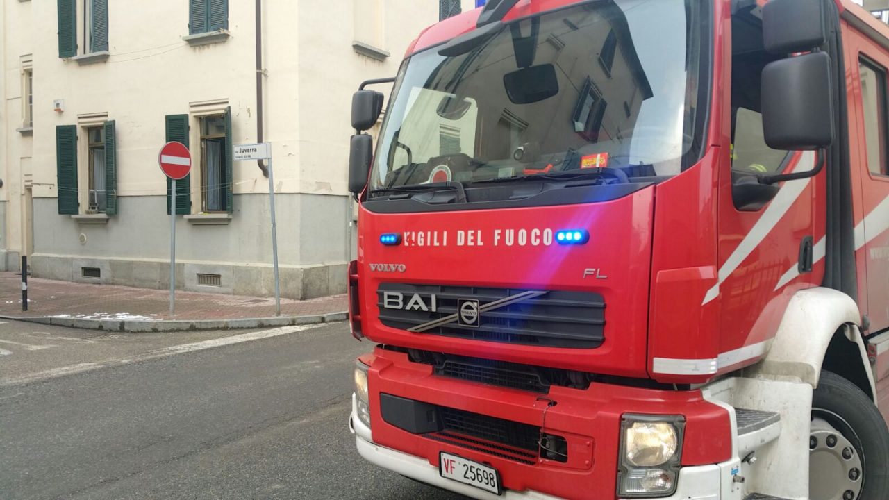 Elettrodomestico in fiamme evacuata famiglia