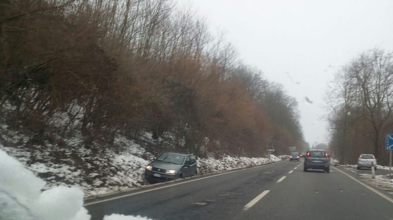 Gelo auto fuori strada e telefoni in tilt