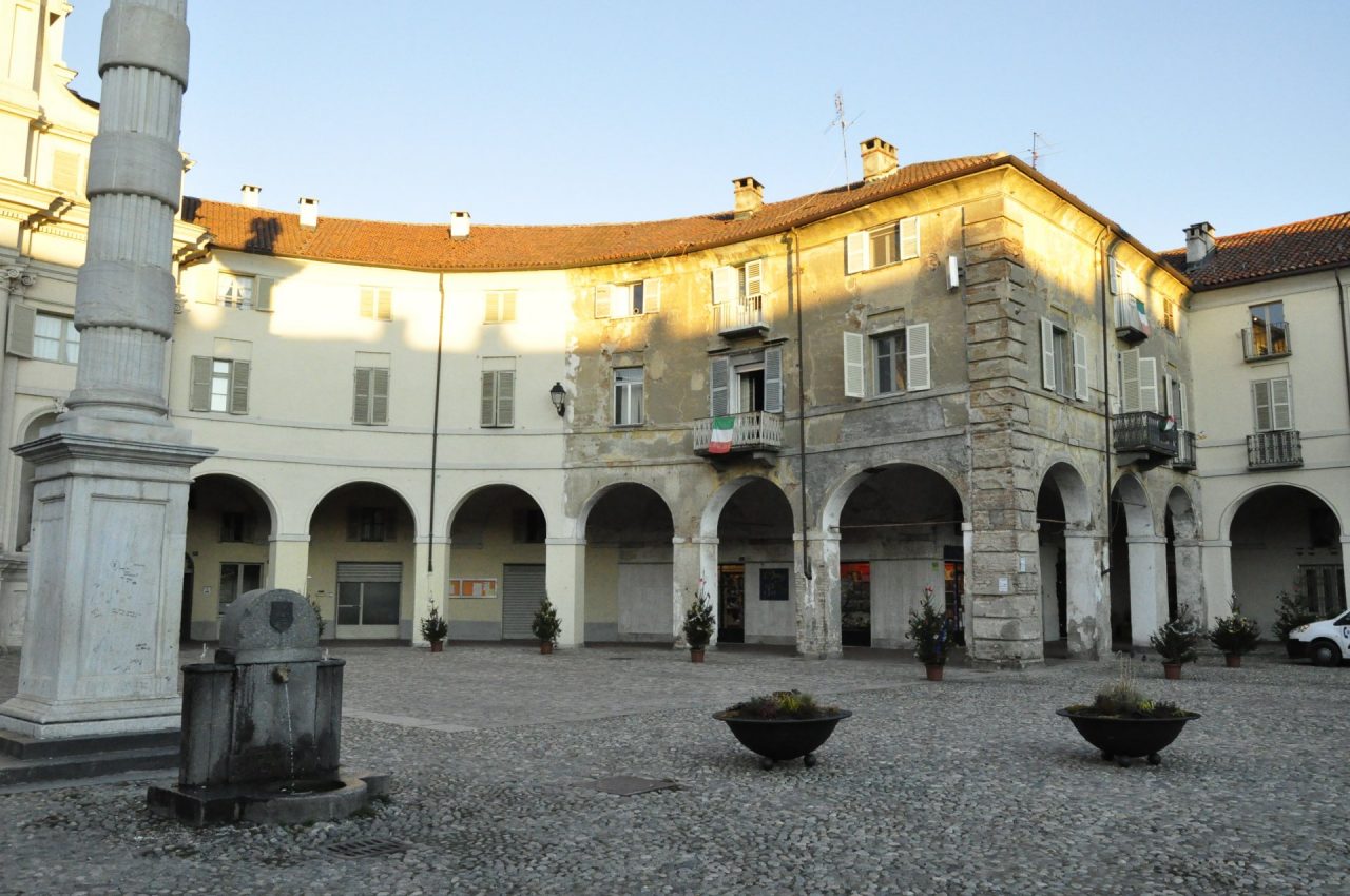 Amore su tela così la città più nascosta si racconta