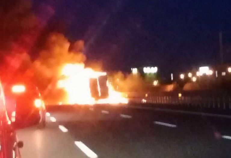 Autostrada A4 chiusa, brucia auto a GPL