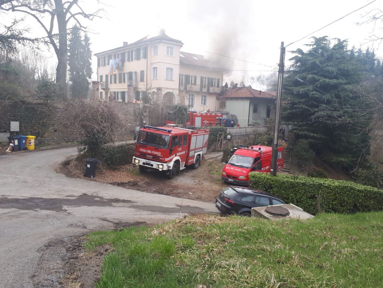 Incendio tetto diverse squadre dei vigili del fuoco sul posto