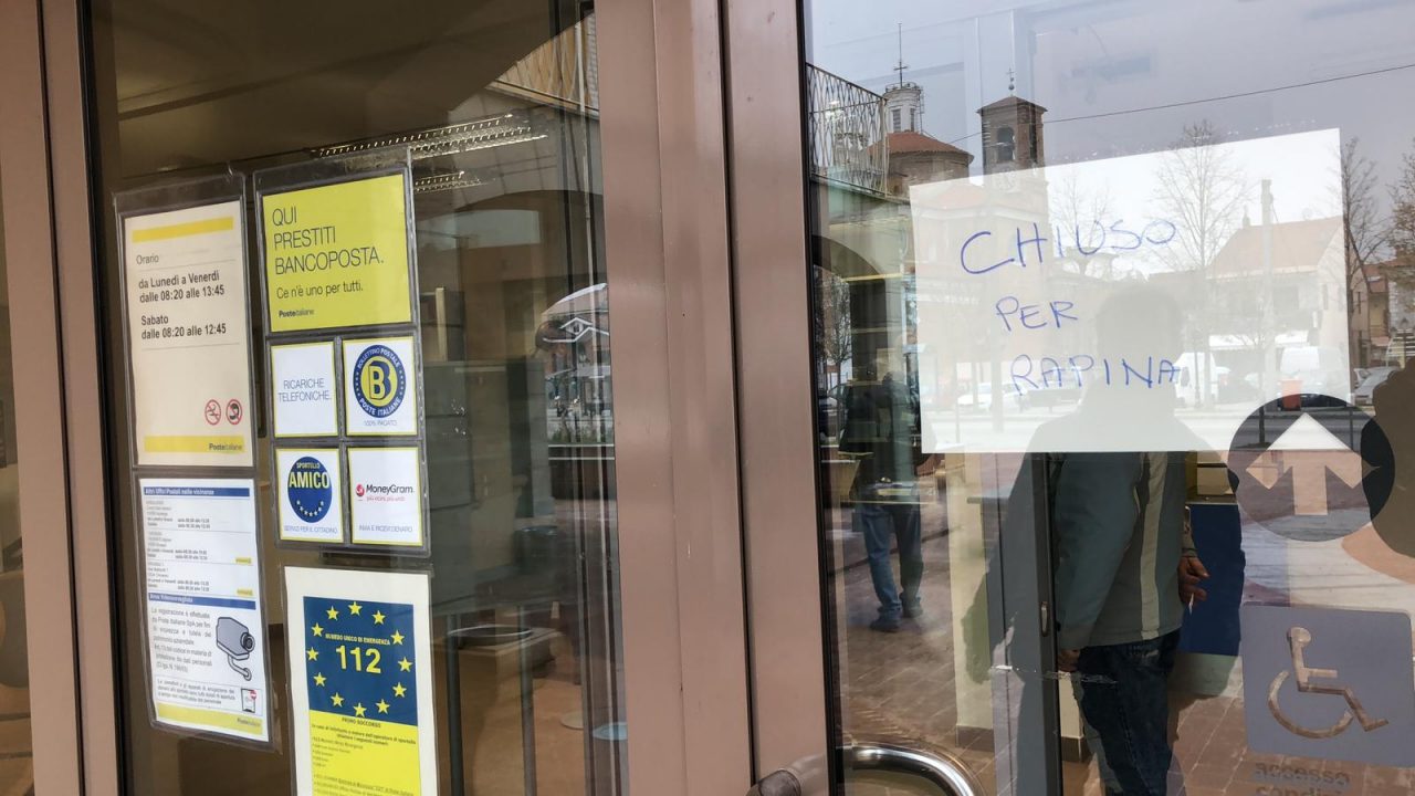 Rapina in posta nel pomeriggio di venerdì 7 dicembre in via Vittime di Bologna a Moncalieri. I tre uomini erano armati di palanchino e cacciavite e avevano il caso in testa.
