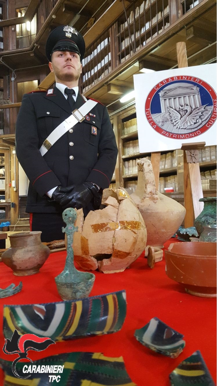 Corredo funerario di epoca romana recuperato dai Carabinieri