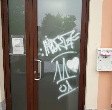 Vandali colpiscono associazione
