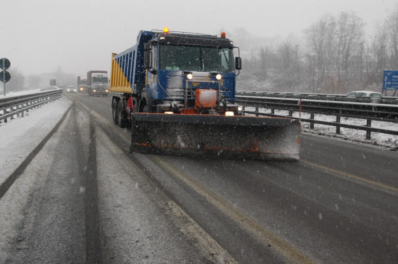 Auto si schianta contro un mezzo spazzaneve