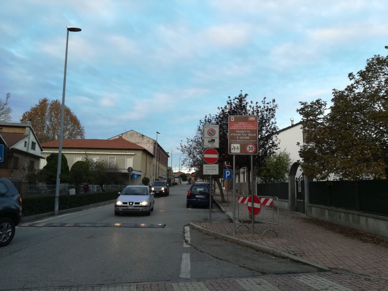 Caos fuori da scuola auto parcheggiate ovunque