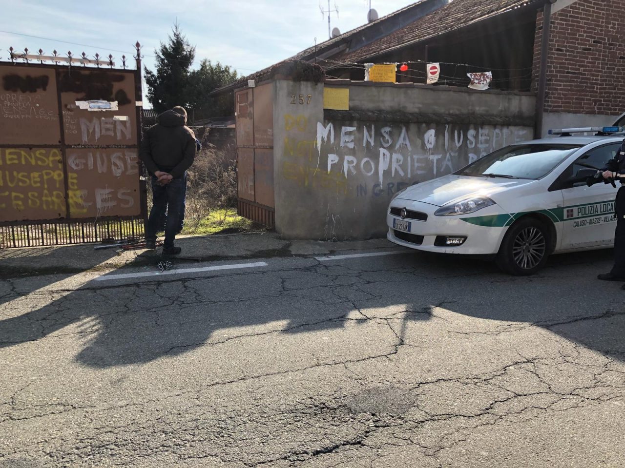 Mette cavi e filo spinato nelle case non sue intervengono i vigili