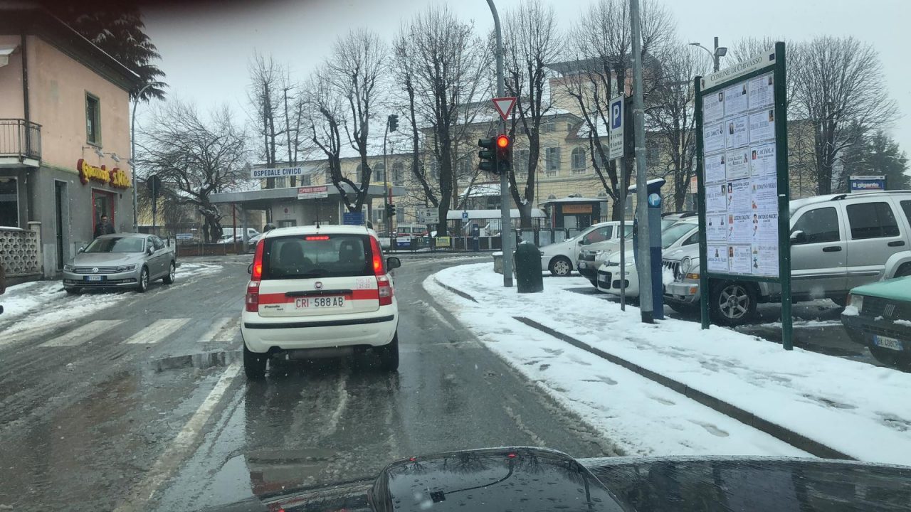 Marciapiedi e strade invasi dalla neve