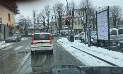 Marciapiedi e strade invasi dalla neve