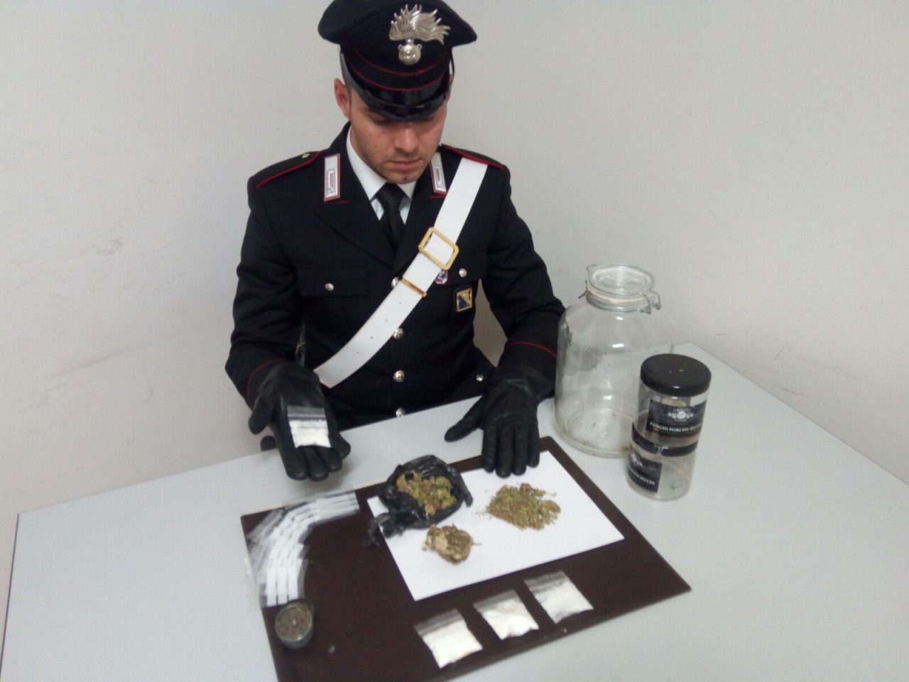 Sequestrata cocaina hashish e marijuana nei blitz dei carabinieri IL VIDEO