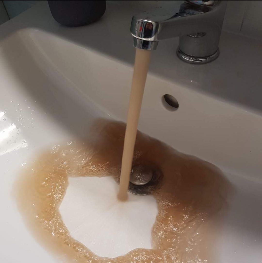 Esce terra dai rubinetti la protesta dei cittadini