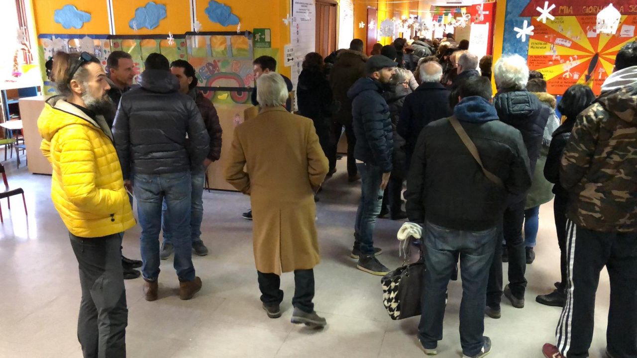 Elezioni politiche 2018, code infinite per arrivare ad esprimere la propria preferenza a Chivasso e in tutto il Chivassese. Il problema legato alla nuova procedura. E adesso c'è chi sceglie di non votare.