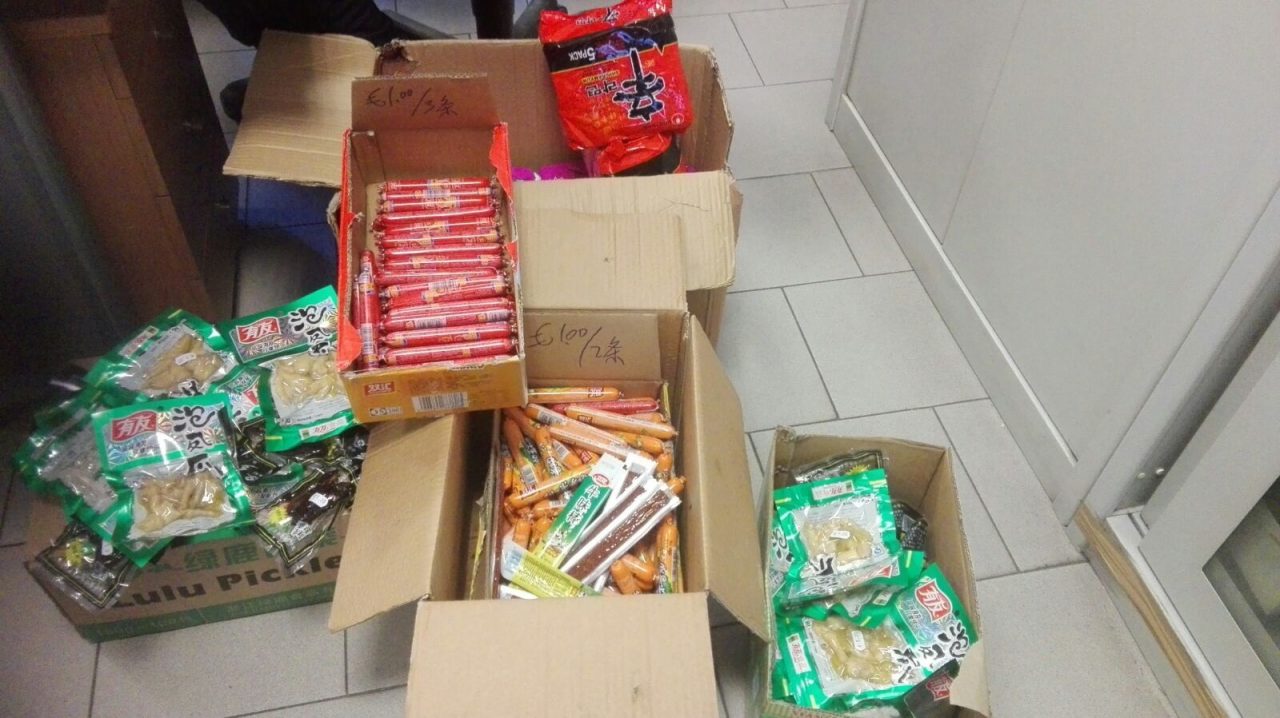 Negozio cinese sequestrati alimenti senza etichetta in italiano LE FOTO
