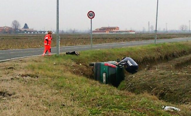 Incidente stradale scontro tra due auto una finisce nel fosso