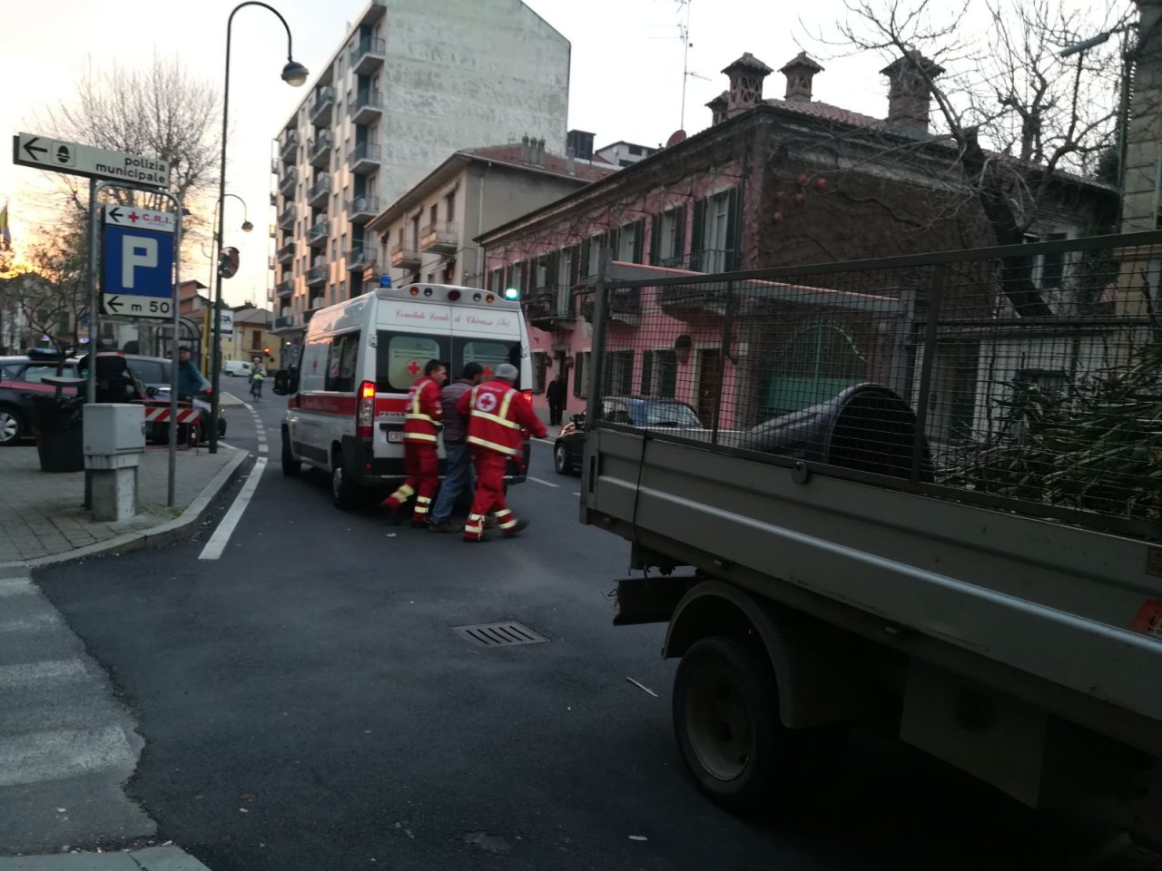 Investe ciclista e lo trascina per 100 metri