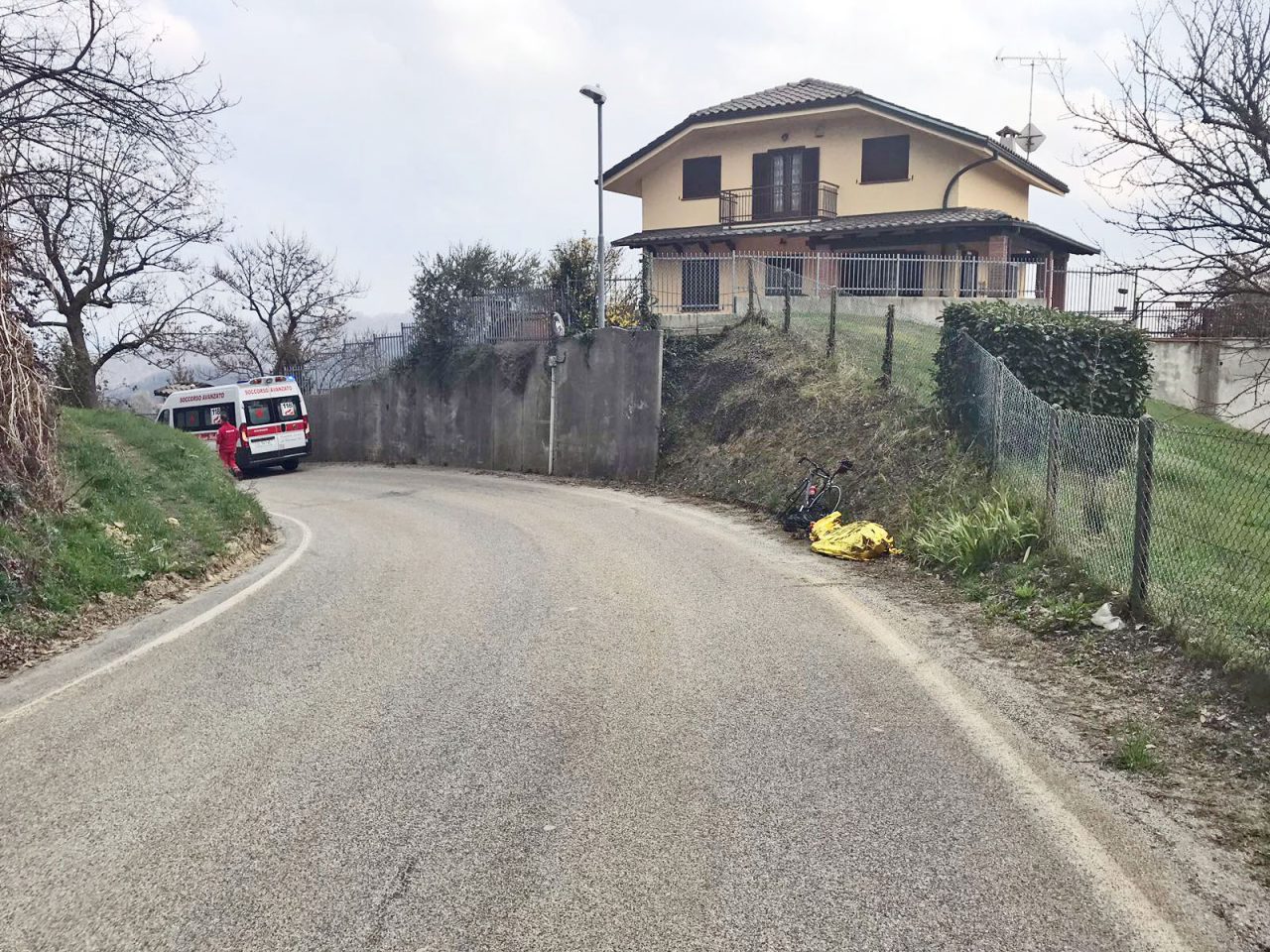 Ciclista muore pedalando in collina