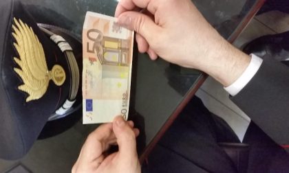 Pagano cena con 50 euro falsi denunciati