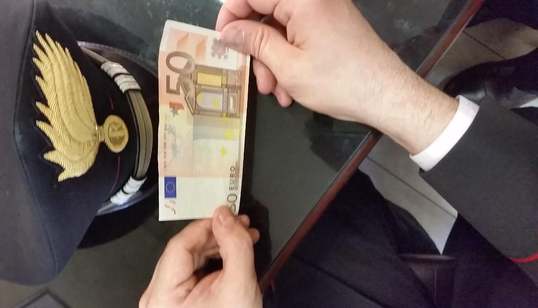 Pagano cena con 50 euro falsi denunciati