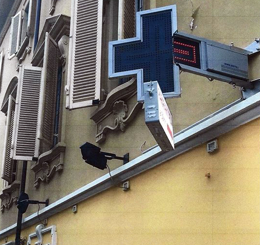 Vandali scatenati danneggiata insegna in centro
