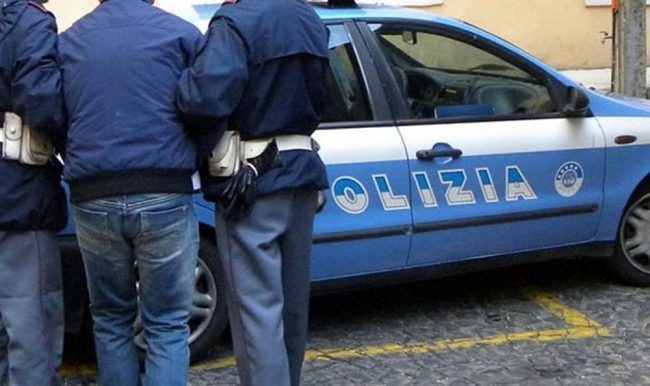 Ciclista ladro ruba un telefonino e fugge ma poi viene fermato e arrestato