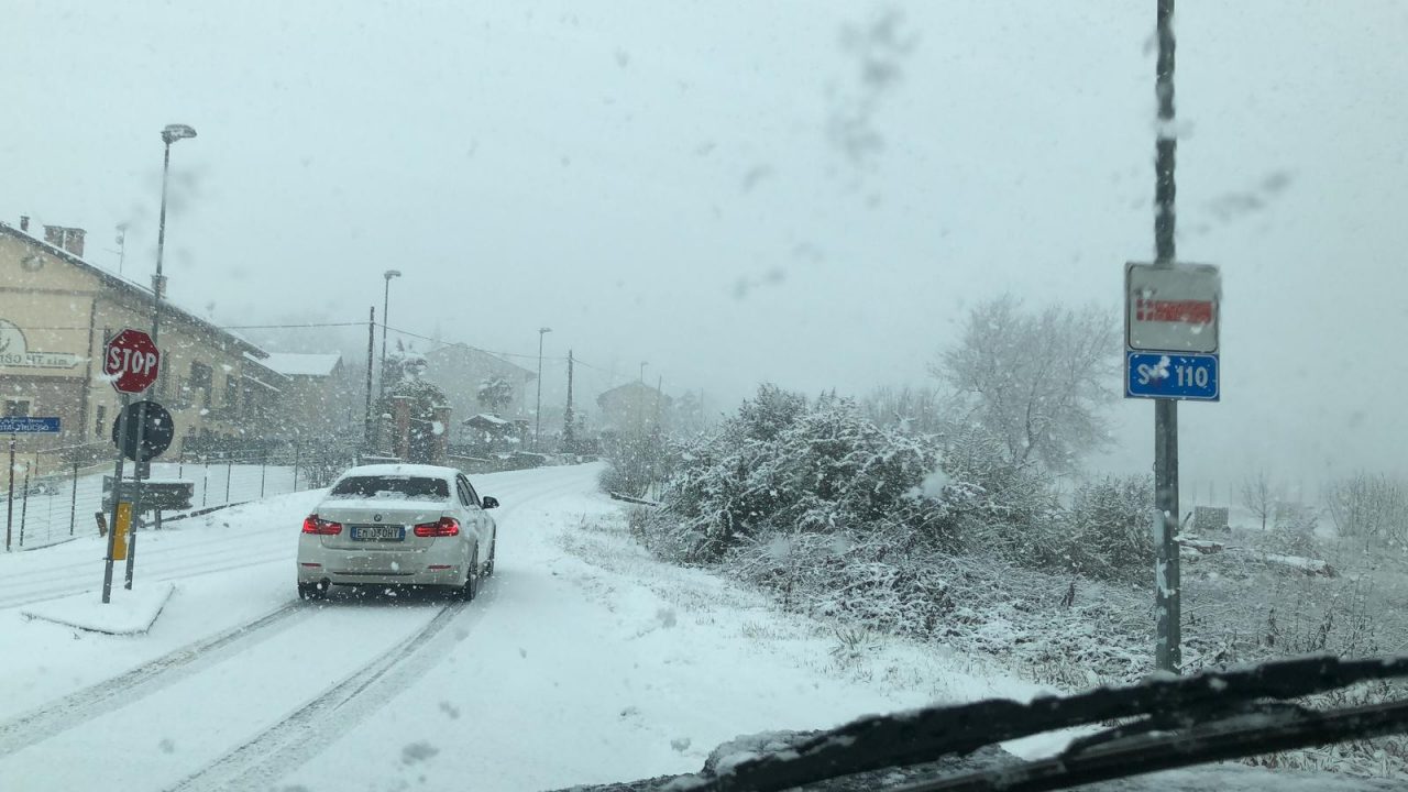 Strade sporche per la neve circolazione molto lenta e difficoltosa  LE FOTO
