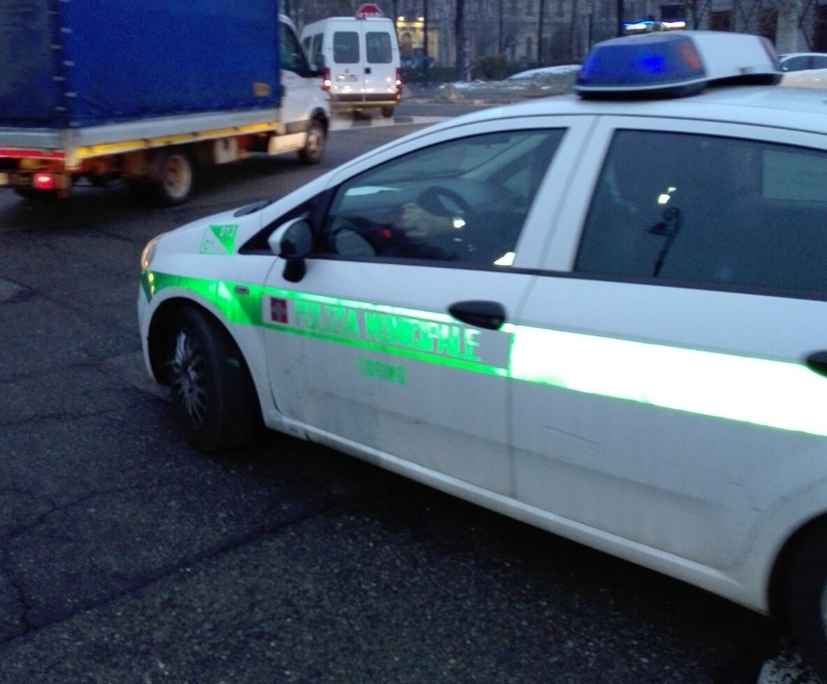 Con la sedia a rotelle cade sull’autobus, è morto