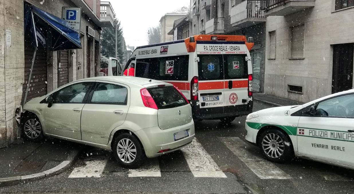 Auto si schianta contro un negozio