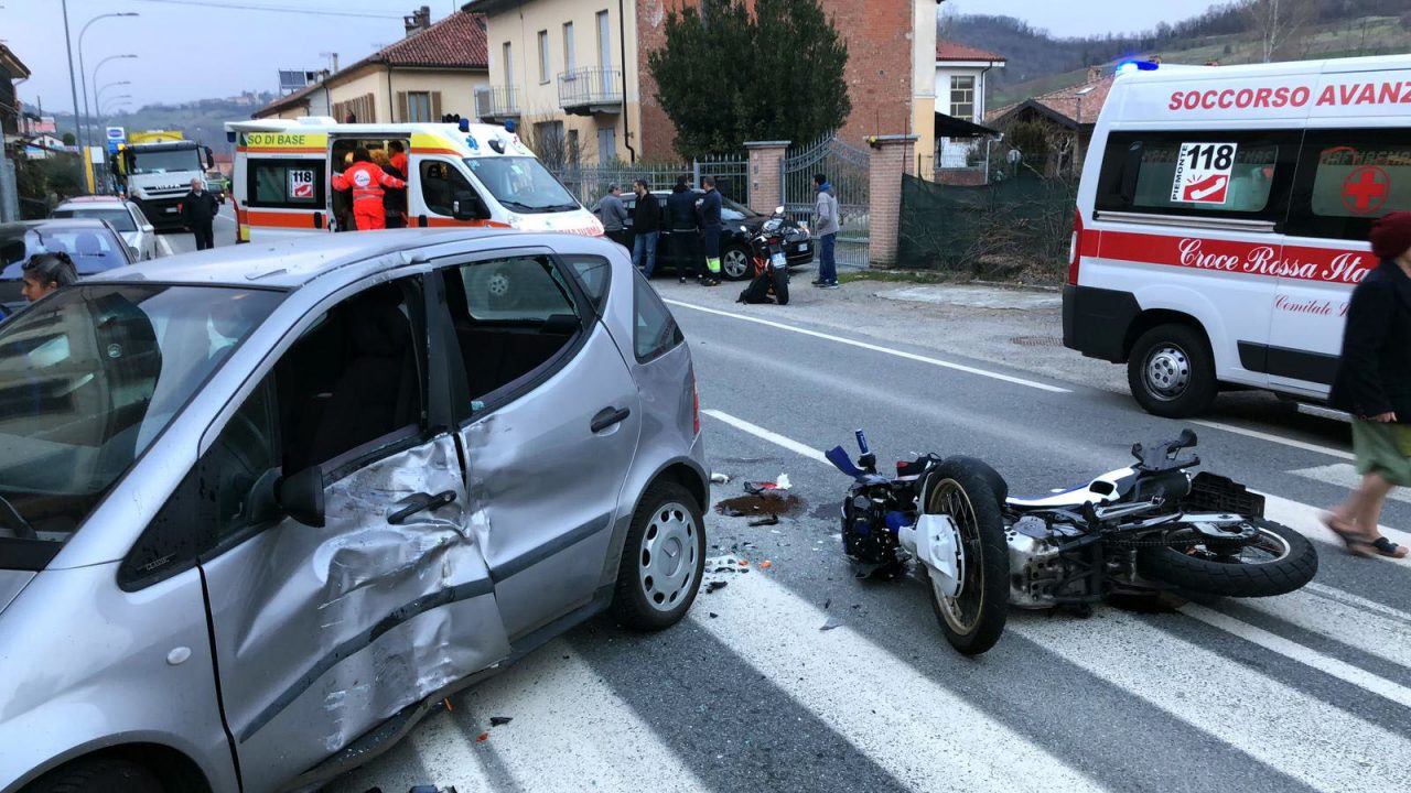 Auto contro moto centauro ferito ECCO CHI E’