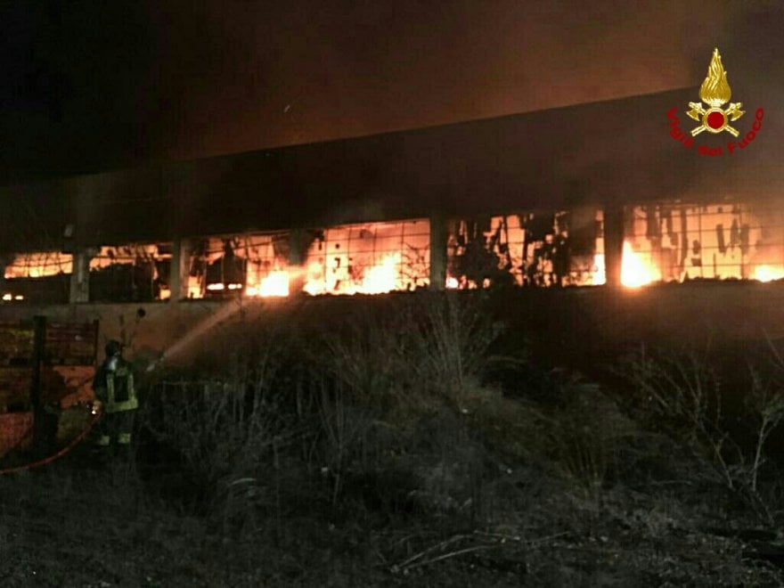 Incendio capannone industriale
