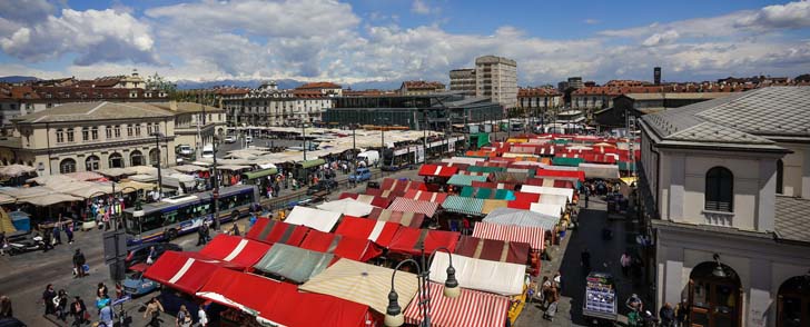 Maxi sequestro di abbigliamento al Mercato