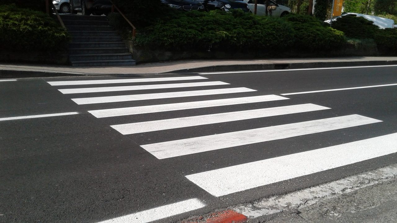 Strada pericolosa finalmente arrivano le strisce pedonali