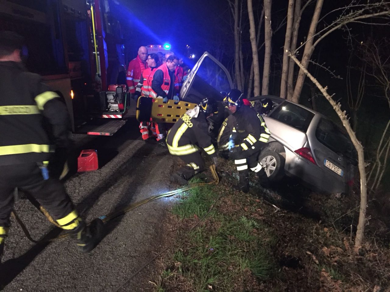 Auto fuori strada ragazza gravissima ECCO CHI E’
