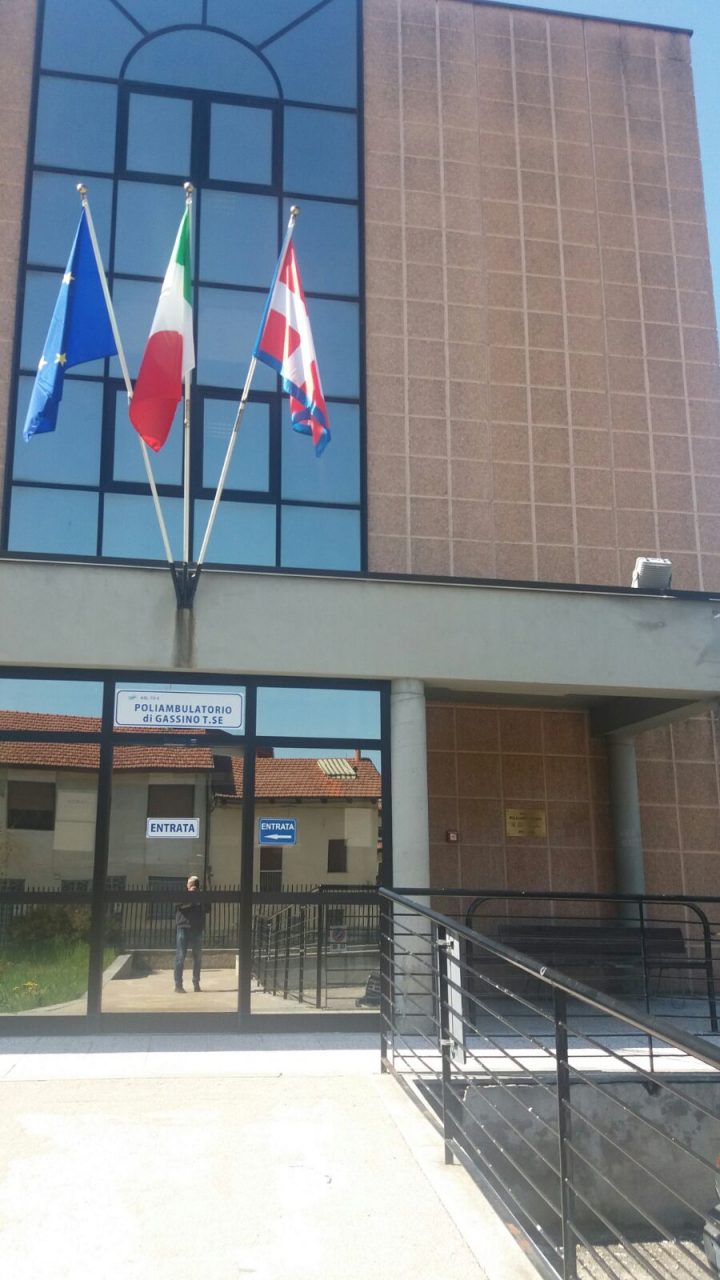 Bandiere distrutte sostituite al Poliambulatorio