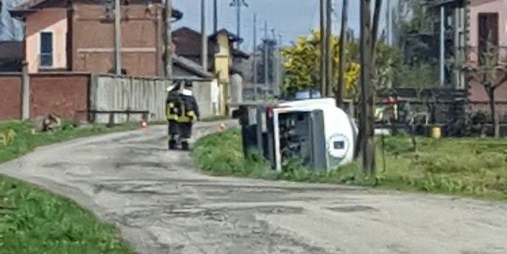 Ribaltato camion di gas propano