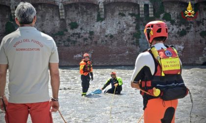 Sacco sospetto in acqua il recupero dei Vigili del Fuoco