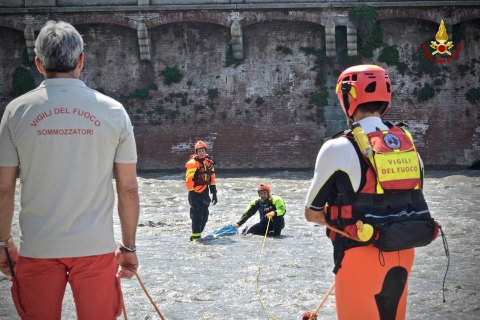 Sacco sospetto in acqua il recupero dei Vigili del Fuoco