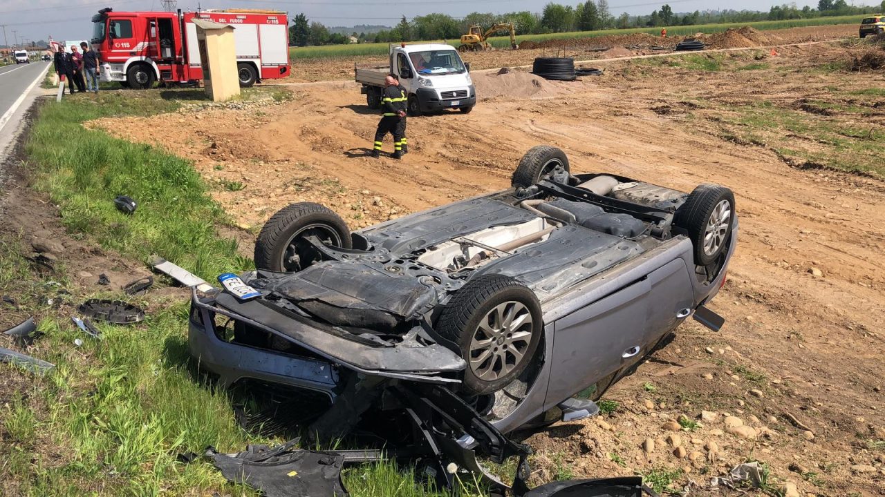 Auto ribaltata dopo lo scontro LE FOTO
