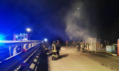 Incendio container in autostrada