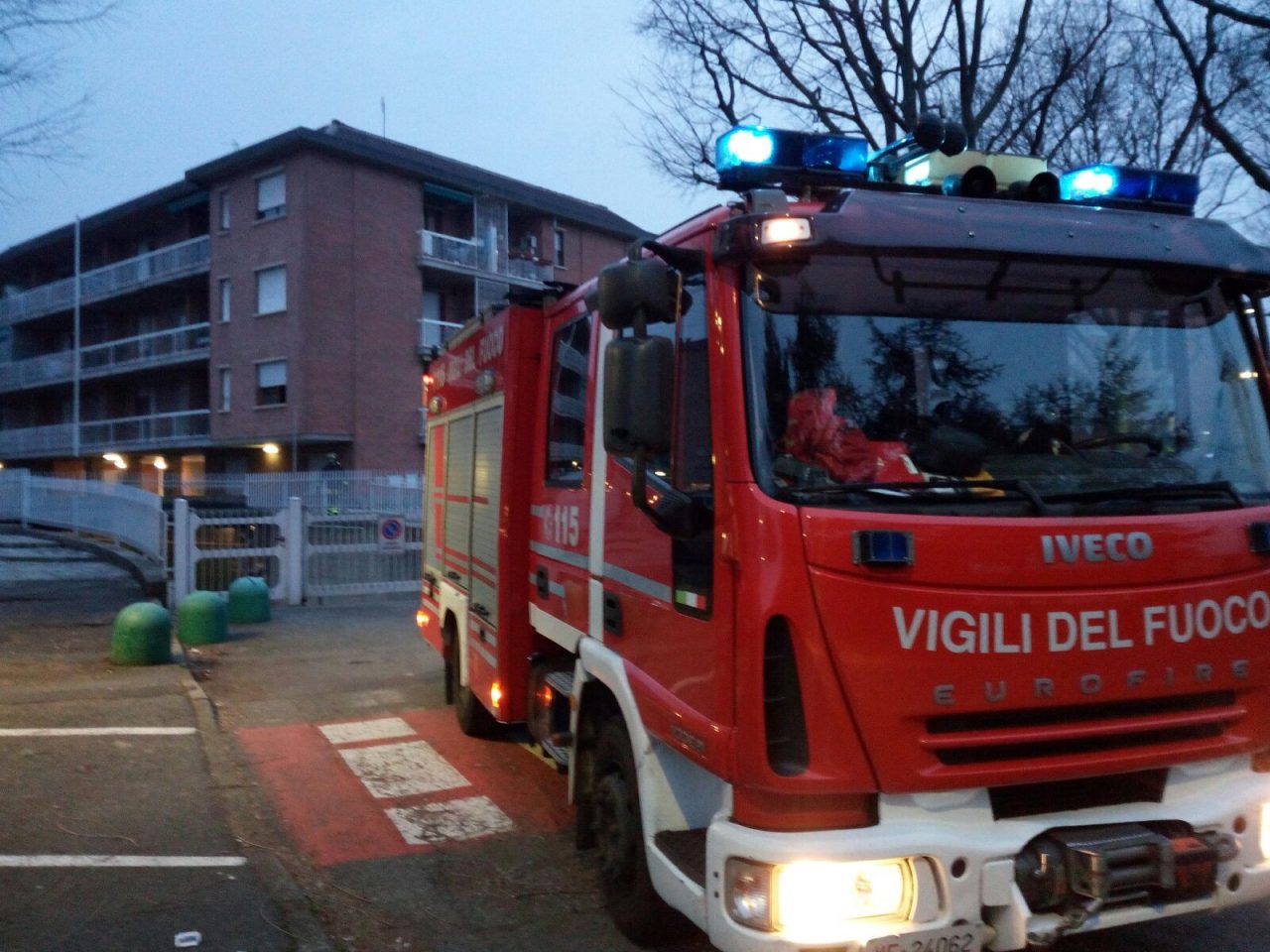Incendio palazzo salvati due disabili