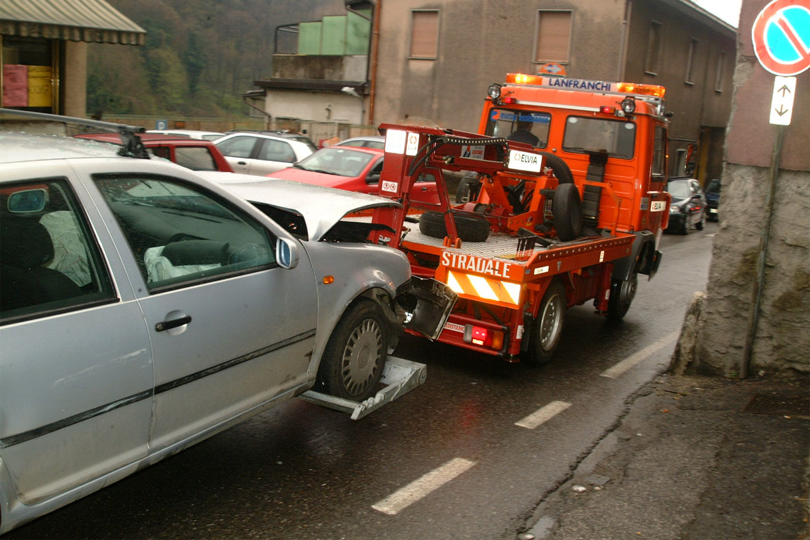 Carro attrezzi sospetto fermato denunciato il conducente