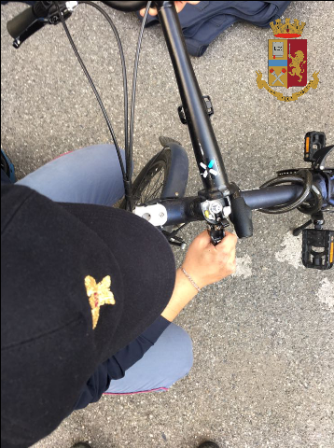 Droga nel telaio della bici: arrestato