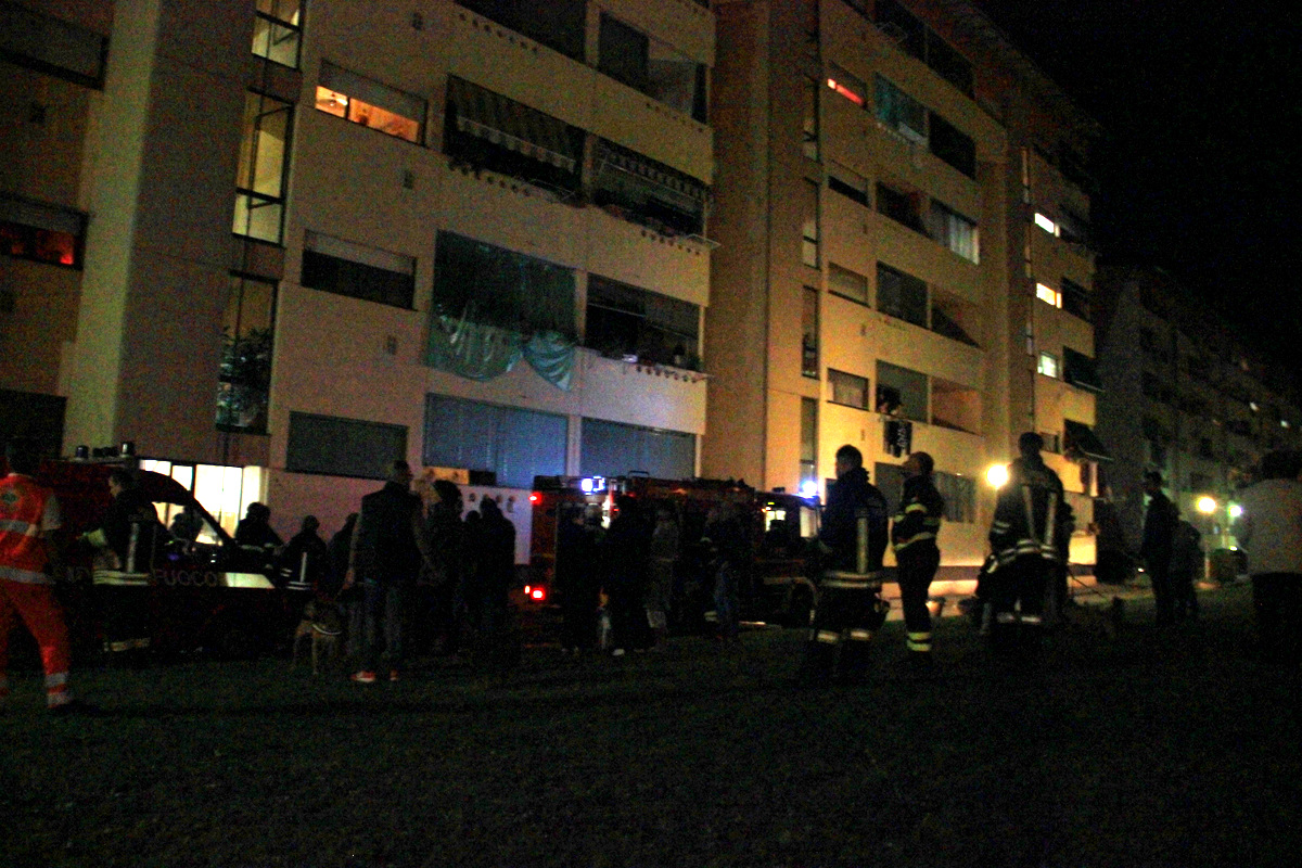 Incendio alloggio evacuata palazzina LE FOTO
