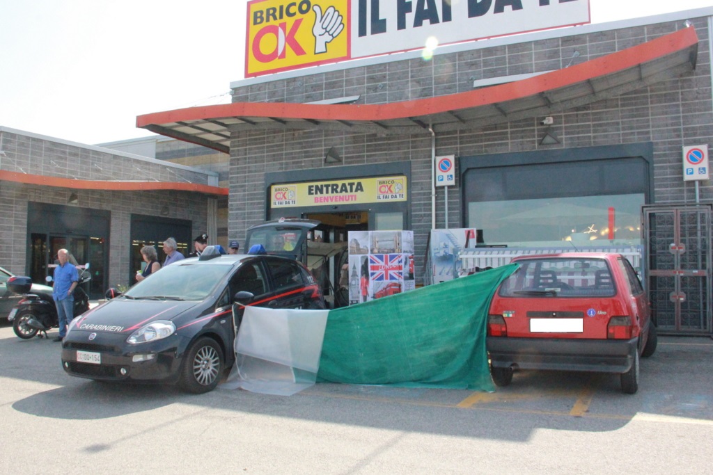 Morto nel parcheggio del Brico la vittima