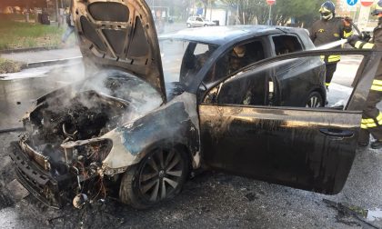 Auto in fiamme salvo per miracolo il conducente