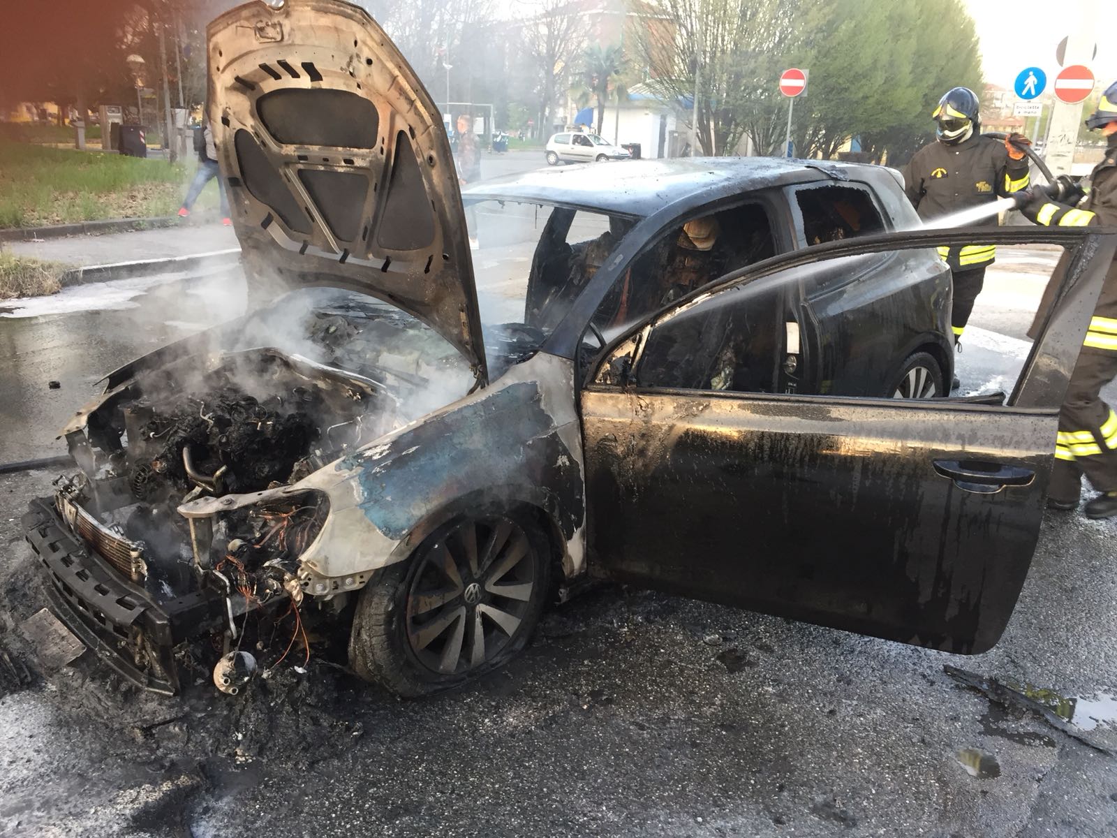 Auto prende fuoco ed esplode: due bimbi salvi per miracolo
