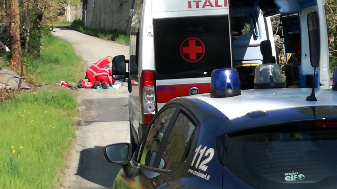Uomo trovato morto su una strada di campagna LE FOTO