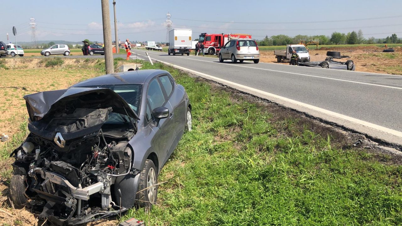 Auto ribaltata sulla statale 26 dopo lo scontro con un’altra vettura lungo la strada statale 26 che collega Chivasso al Canavese. La strada è rimasta chiusa per consentire le operazioni ai soccorritori.