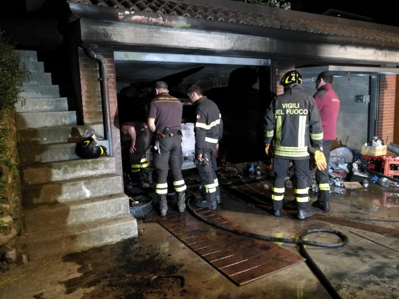 Incendio garage brucia 500L