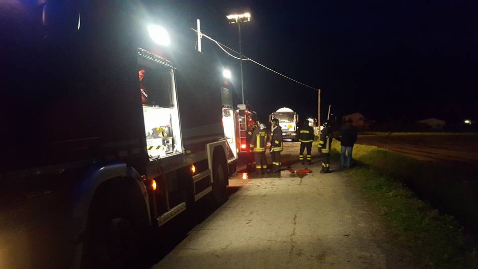 Pericolo esplosioni evacuate abitazioni in serata lo svuotamento del camion
