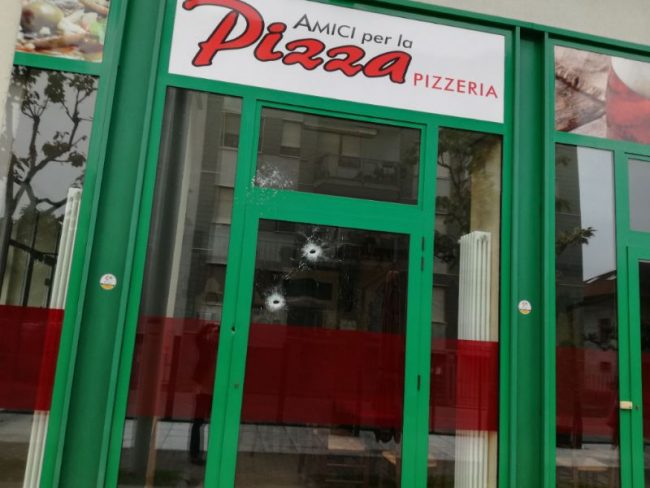 Colpi di fucile contro pizzeria
